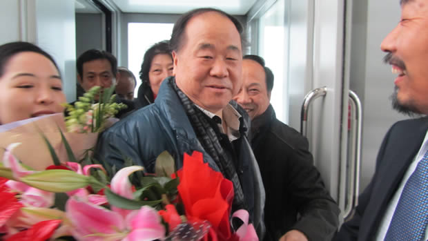 莫言学长领诺奖载誉归来 莫言学长领诺奖载誉归来
