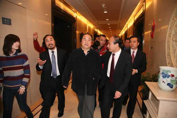 作家莫言领取诺贝尔文学奖后载誉归来 作家莫言领取诺贝尔文学奖后载誉归来